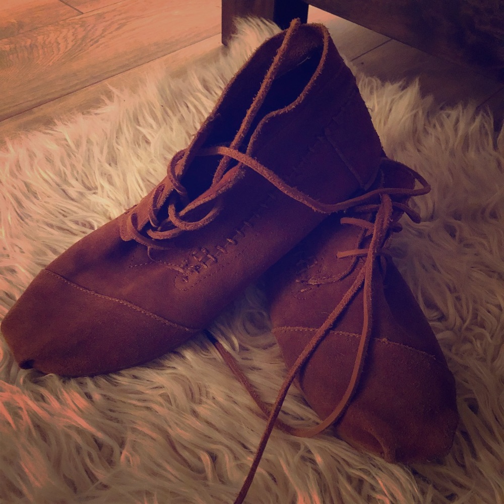 Tom’s moccasins
